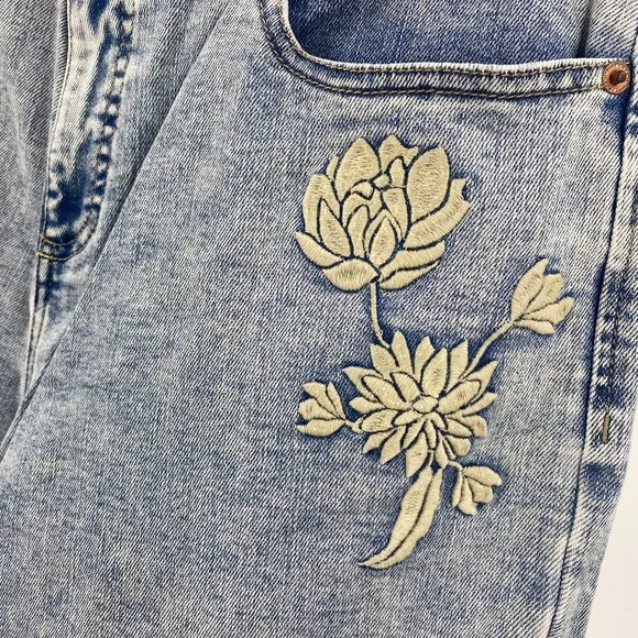 INC‎ denim mid rise boyfriend jeans with floral embroidery on left hip. 10/30