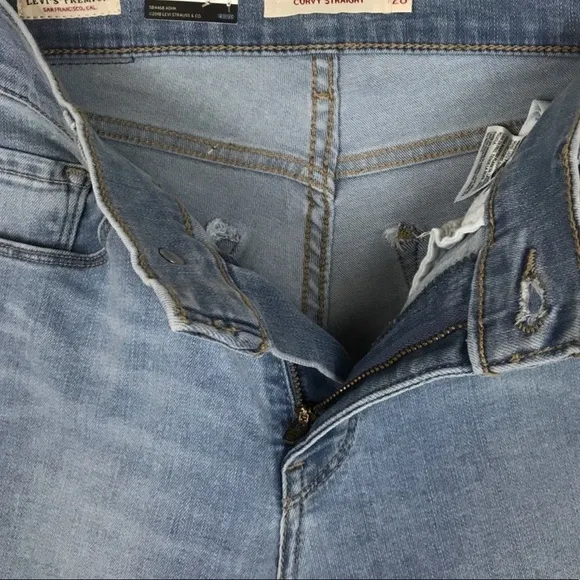 NWT Levi’s Curvy Straight Distressed Crop Jeans in Lightly Buzzed Size 27