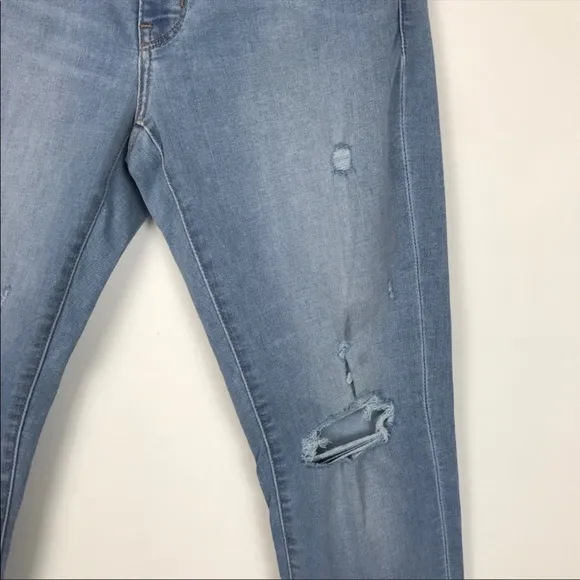 NWT Levi’s Curvy Straight Distressed Crop Jeans in Lightly Buzzed Size 27