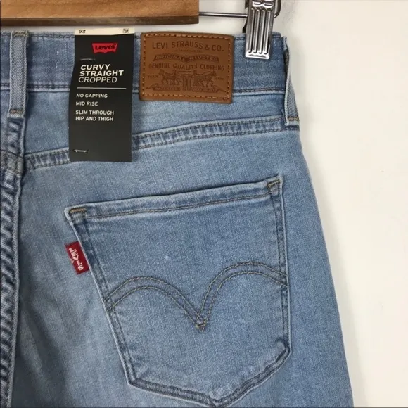 NWT Levi’s Curvy Straight Distressed Crop Jeans in Lightly Buzzed Size 27