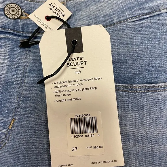 NWT Levi’s Curvy Straight Distressed Crop Jeans in Lightly Buzzed Size 27