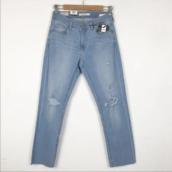 NWT Levi’s Curvy Straight Distressed Crop Jeans in Lightly Buzzed Size 27