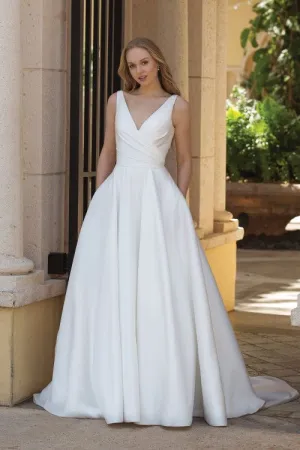 Simple Satin Bridal Gown with V-neckline vestido de casamento