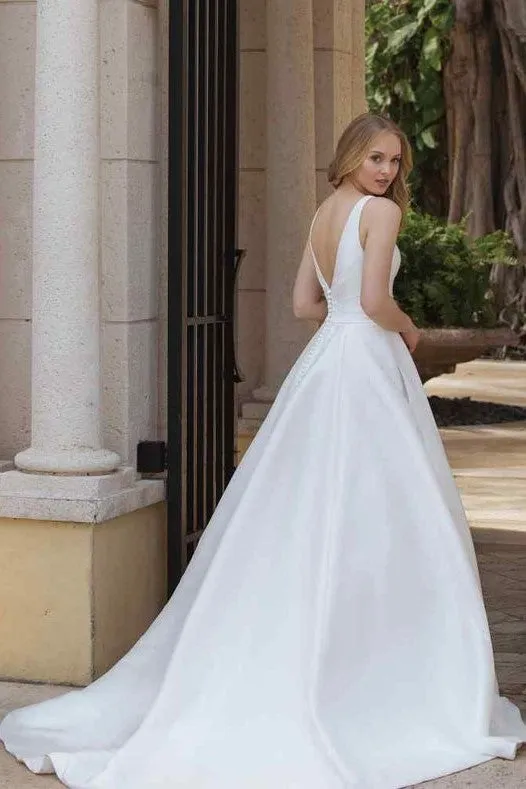 Simple Satin Bridal Gown with V-neckline vestido de casamento