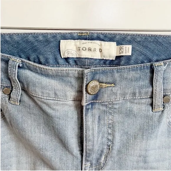 Torrid Boyfriend Straight Vintage Mid-Rise jeans blue denim distressed stretch