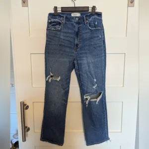 Women's Abercrombie and Fitch ultra high-rise denim jeans ankle straight leg.